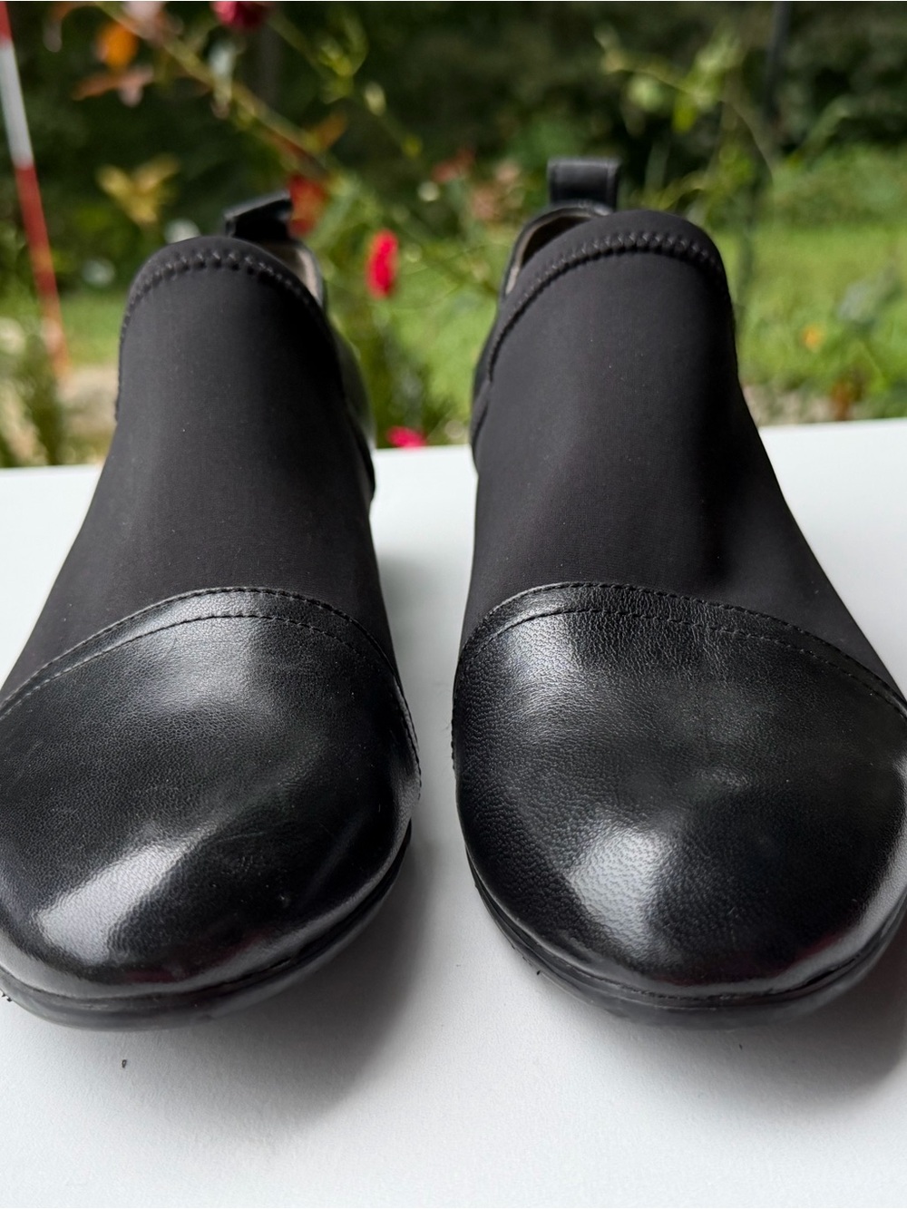 Chocolat Blu Daisy Black Cap Toe Slip Ons 6.5